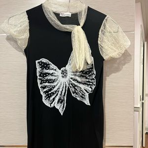 Beautiful Valentino Italian tea shirt size xs in black color.